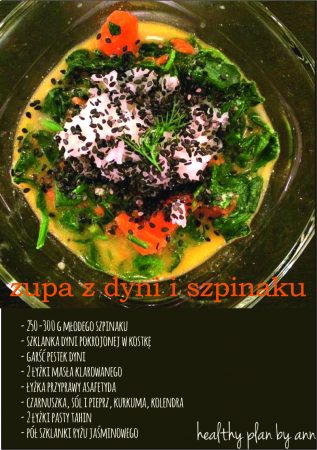 Zupa ze szpinaku i dyni z ryżem, czarnuszką i kawałkami dyni w szklanej misce