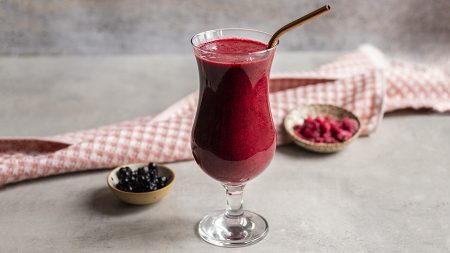 Smoothie z mrożonymi owocami i gruszką