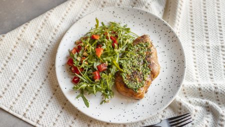 Grillowany indyk z pesto pietruszkowym