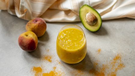 Żółte smoothie z kurkumą