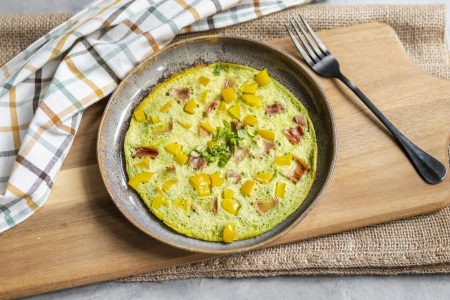 zielony omlet z szynka i papryka